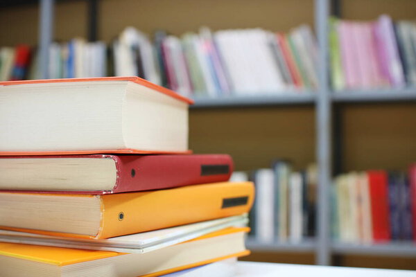 Стопка книг в библиотеке