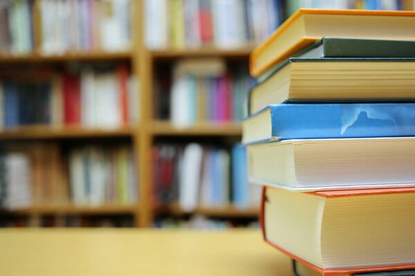 Стопка книг в библиотеке