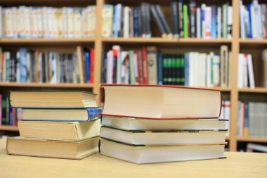 Kütüphanede kitap yığını