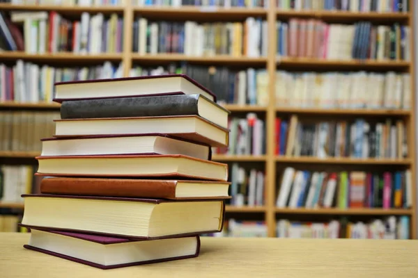 Kütüphanede kitap yığını