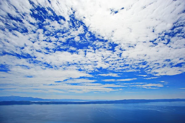 Langit Biru Dengan Awan Putih Atas Laut — Stok Foto