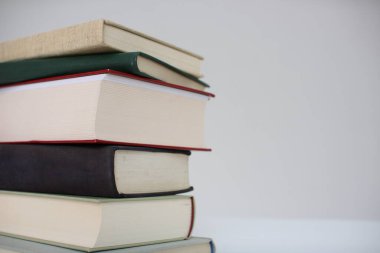 Beyaz arkaplan üzerine kitap yığını