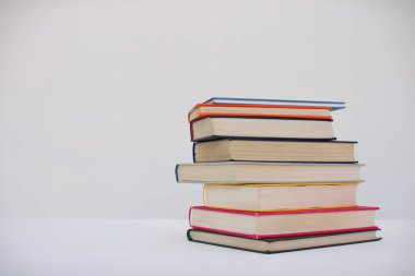 Beyaz arkaplan üzerine kitap yığını