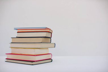 Beyaz arkaplan üzerine kitap yığını
