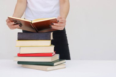 Güzel genç bir öğrenci kitapları elinde tutuyor.