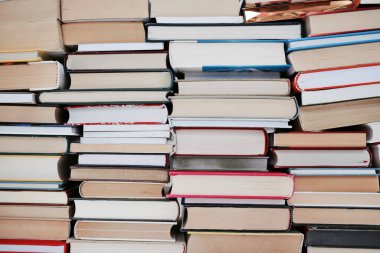 Kitapçıda yığınla kitap