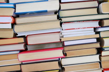 Kitapçıda yığınla kitap