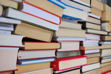 Kitapçıda yığınla kitap