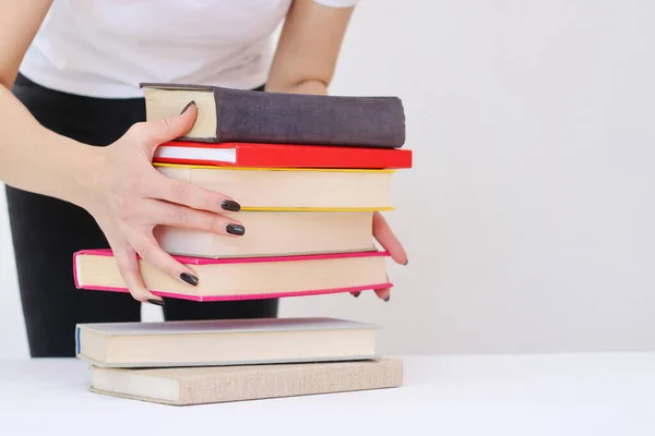 Uma Bela Jovem Estudante Segura Livros Suas Mãos — Fotografia de Stock