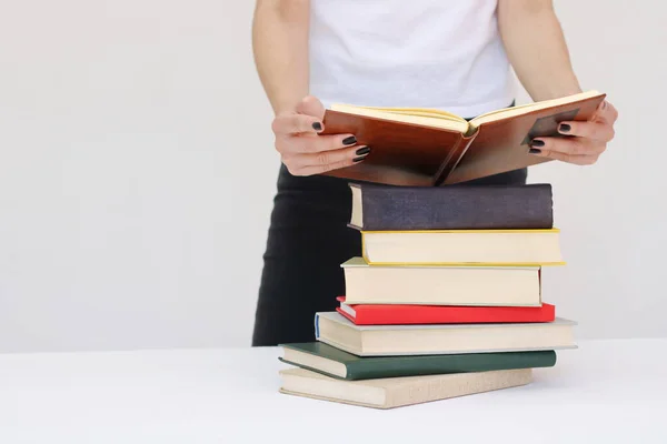 Uma Bela Jovem Estudante Segura Livros Suas Mãos — Fotografia de Stock