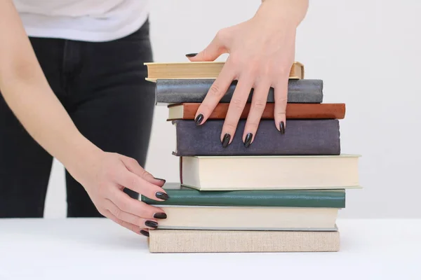 Uma Bela Jovem Estudante Segura Livros Suas Mãos — Fotografia de Stock