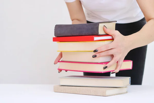 Uma Bela Jovem Estudante Segura Livros Suas Mãos — Fotografia de Stock