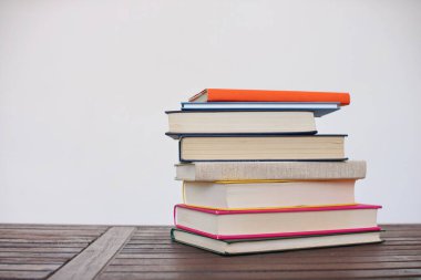 Masada yığınla kitap var.