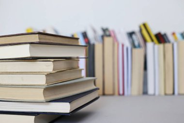 Kitaplar kütüphanede masanın üstünde.