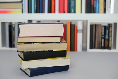 Kitaplar kütüphanede masanın üstünde.