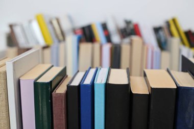 Kitaplar kütüphanede masanın üstünde.