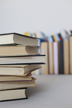Kitaplar kütüphanede masanın üstünde.