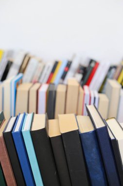 Kitaplar kütüphanede masanın üstünde.