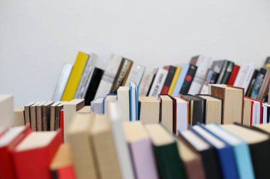 Kitaplar kütüphanede masanın üstünde.