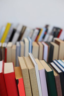 Kitaplar kütüphanede masanın üstünde.