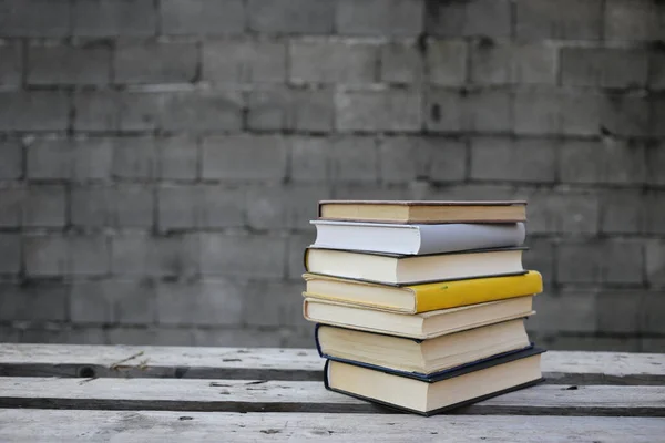 Livros Banco Madeira Frente Uma Parede — Fotografia de Stock