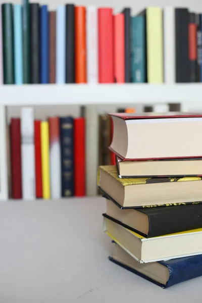 Libros Sobre Mesa Biblioteca — Foto de Stock