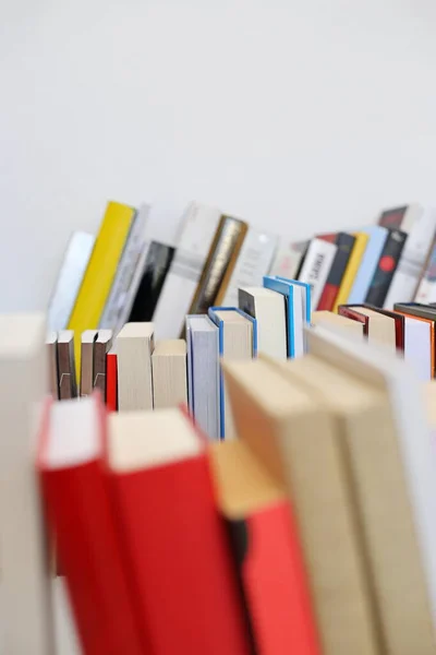 Libros Sobre Mesa Biblioteca — Foto de Stock