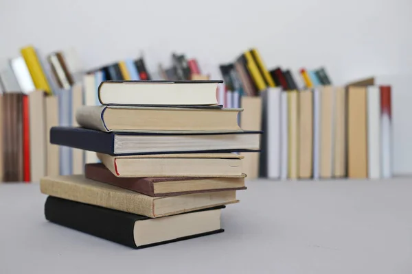 Kitaplar kütüphanede masanın üstünde.