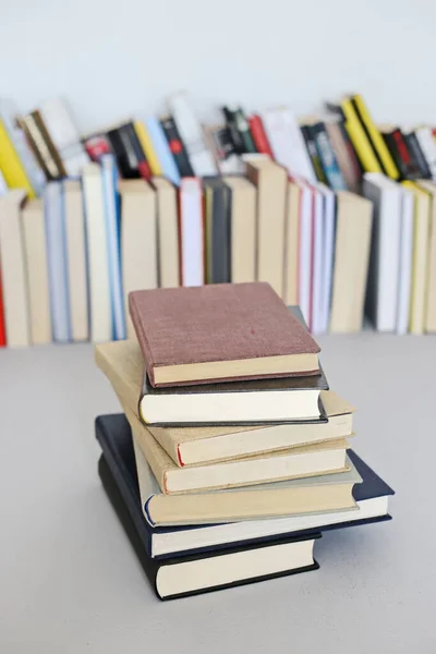Könyvtári Könyvek Asztalon — Stock Fotó