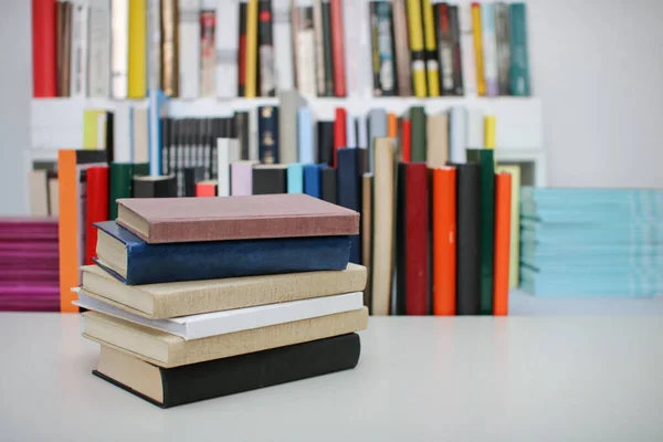 Libros Sobre Mesa Biblioteca —  Fotos de Stock