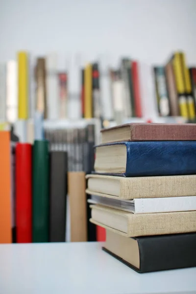 Libros Sobre Mesa Biblioteca — Foto de Stock