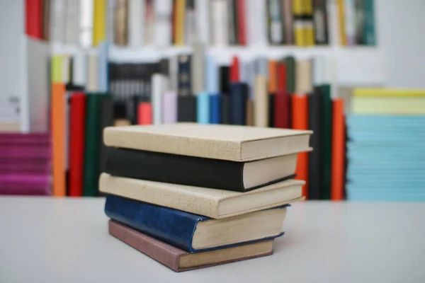 Libros Sobre Mesa Biblioteca — Foto de Stock