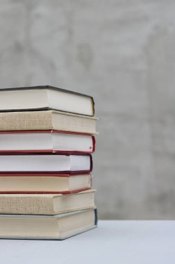 Gri arkaplan üzerine kitap yığını