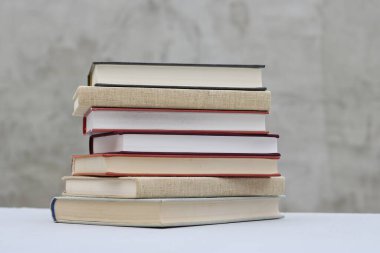 Gri arkaplan üzerine kitap yığını