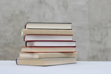 Gri arkaplan üzerine kitap yığını