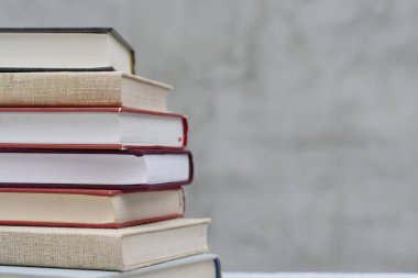 Gri arkaplan üzerine kitap yığını