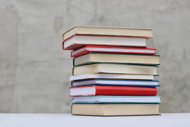 Gri arkaplan üzerine kitap yığını