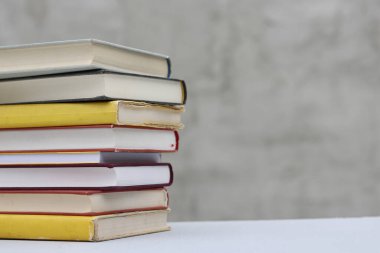 Gri arkaplan üzerine kitap yığını