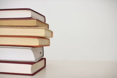 Beyaz arkaplan üzerine kitap yığını