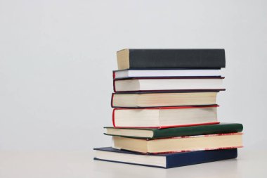 Beyaz arkaplan üzerine kitap yığını