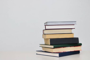 Beyaz arkaplan üzerine kitap yığını