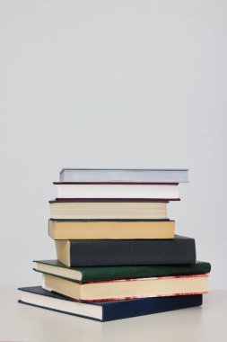 Beyaz arkaplan üzerine kitap yığını