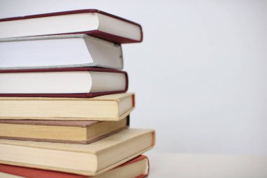 Beyaz arkaplan üzerine kitap yığını