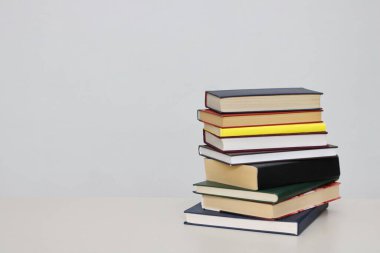 Beyaz arkaplan üzerine kitap yığını
