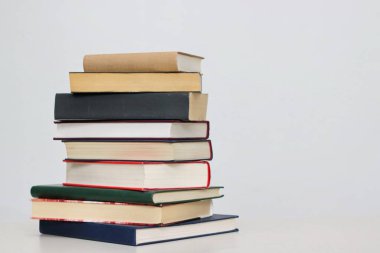 Beyaz arkaplan üzerine kitap yığını