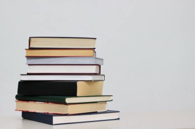 Beyaz arkaplan üzerine kitap yığını