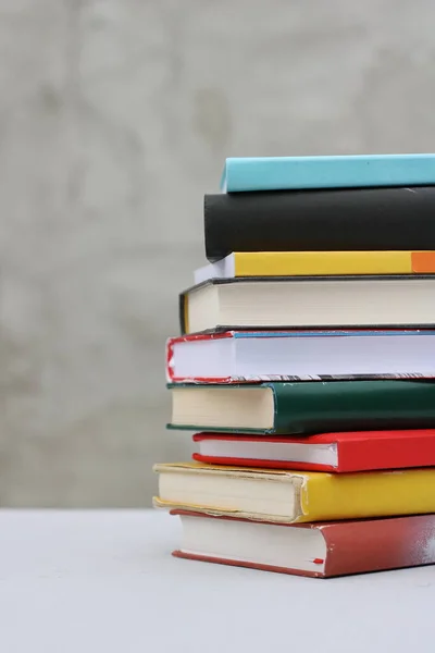 Stapel Boeken Grijze Achtergrond — Stockfoto