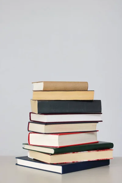 Beyaz arkaplan üzerine kitap yığını