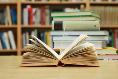 Kütüphanede masada kitap aç