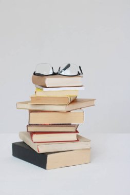 Beyaz arkaplan üzerine kitap yığını